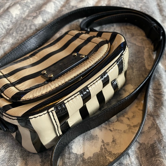 KATE SPADE - Stripe Ivory Black Small Messenger - Picture 3 of 5